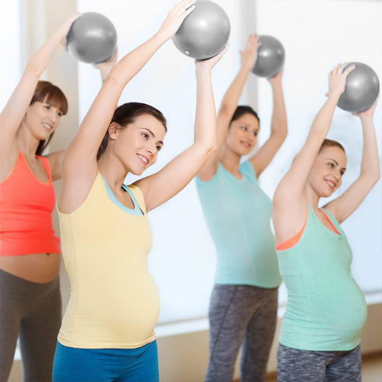 ballon pilates femmes bras haut