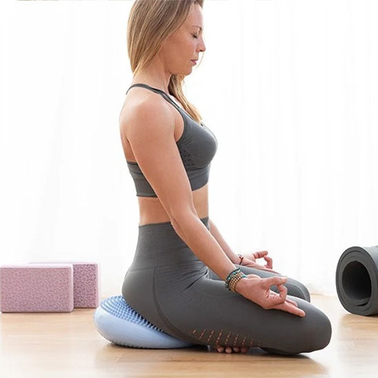 tapis pilates femme assise croise