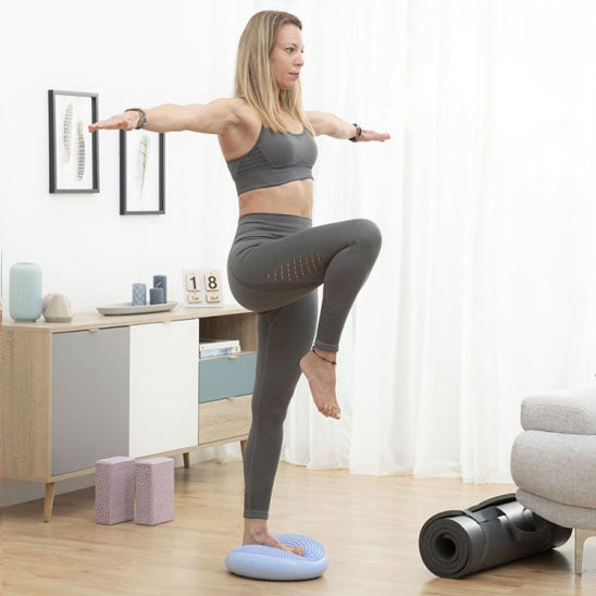tapis pilates femme equilibre salon